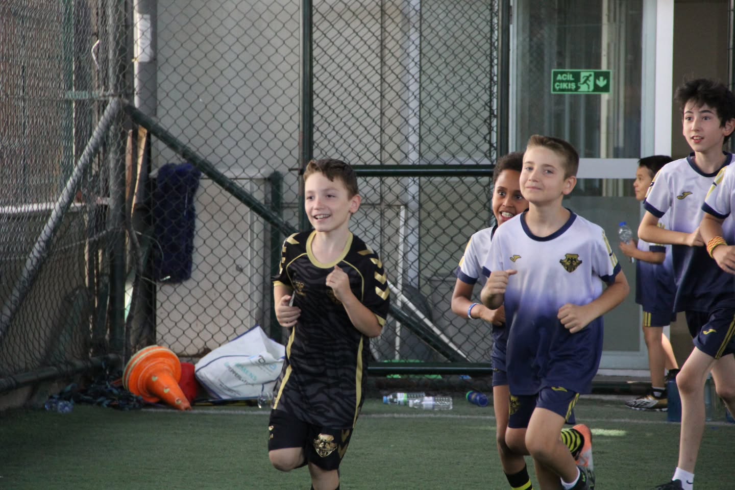 Genç futbolcuların top kontrolü antrenmanı
