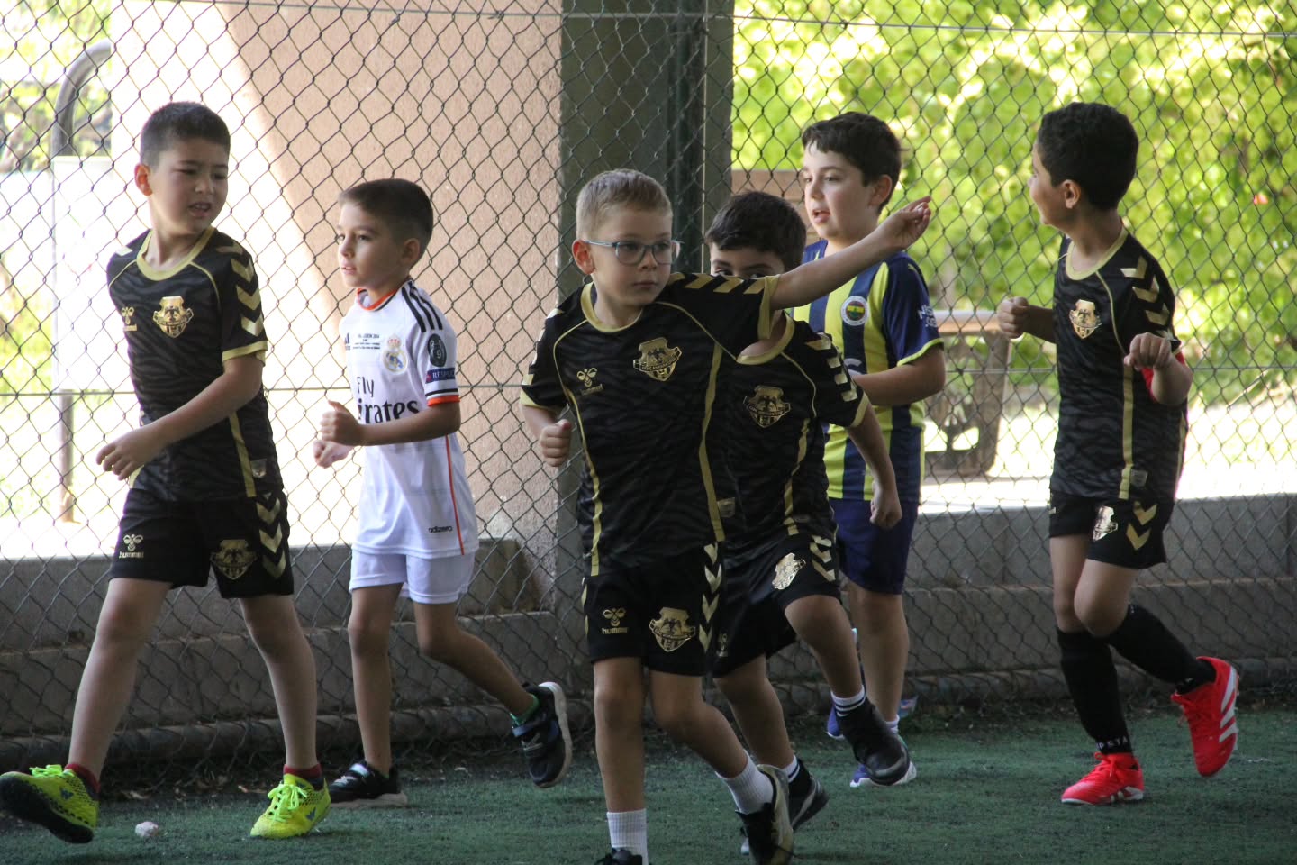 Futbol okulundaki çocukların antrenmanı
