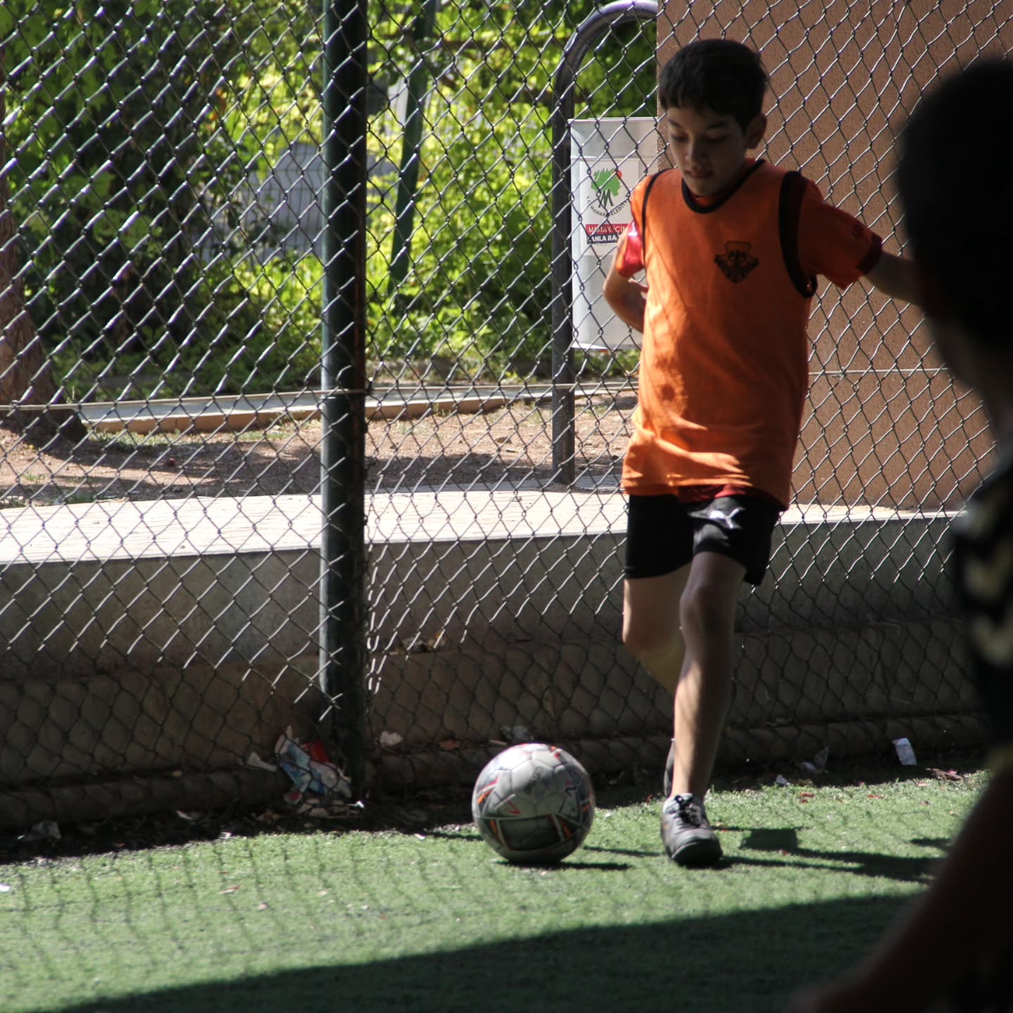 Futbolcunun top sürme çalışması