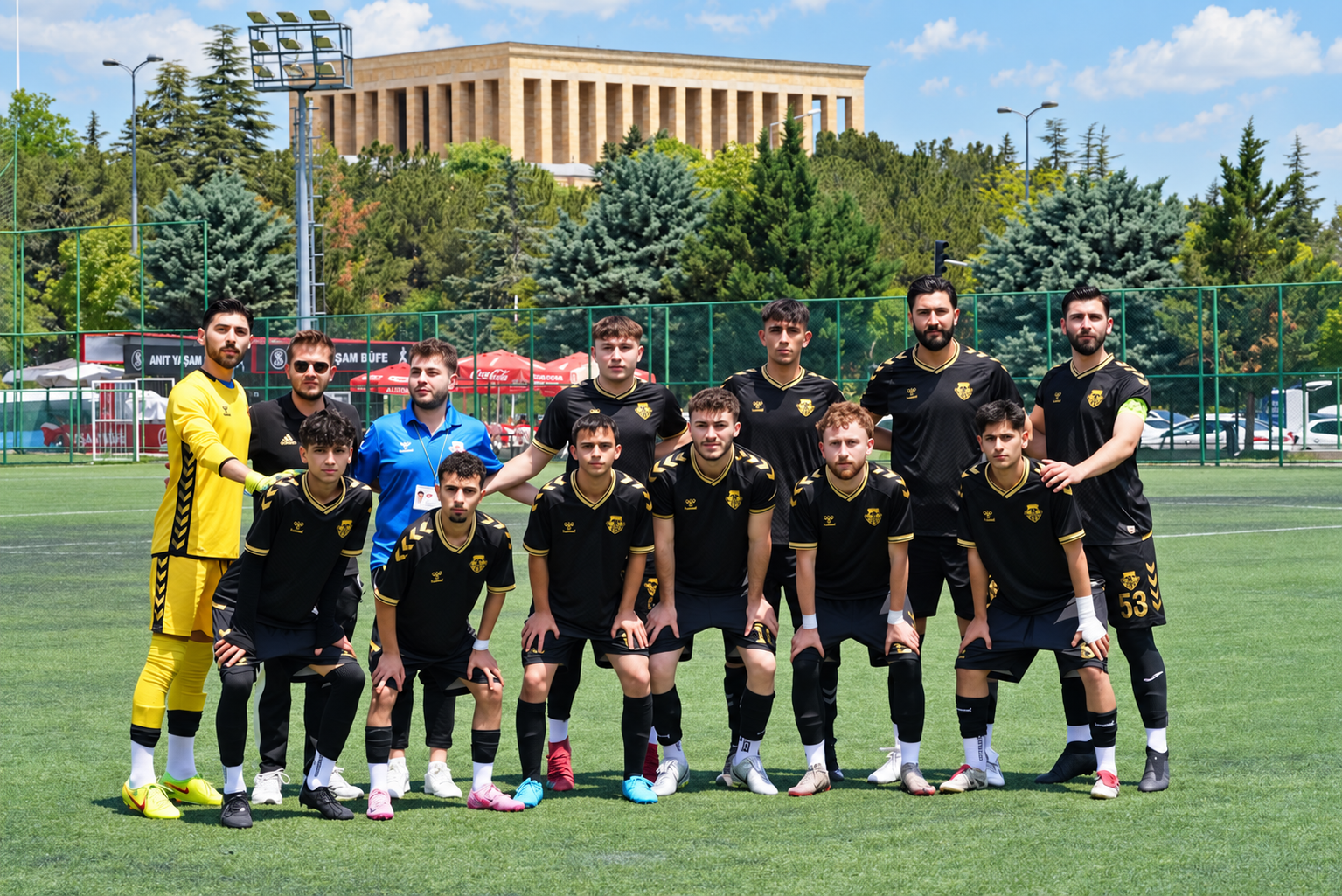 Genç Ankaraspor takımının Anıtkabir önündeki sahada toplu fotoğrafı